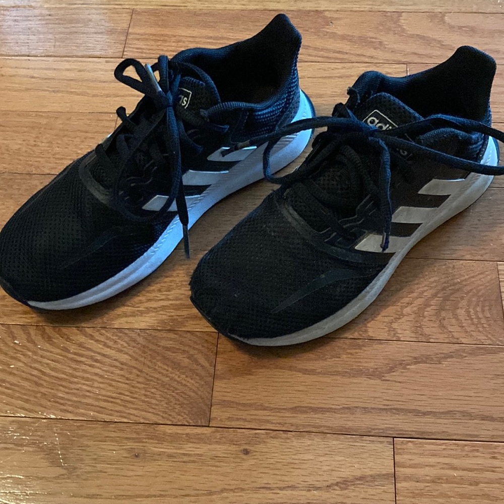 Boys black white adidas sneaker 1 shoes athletic